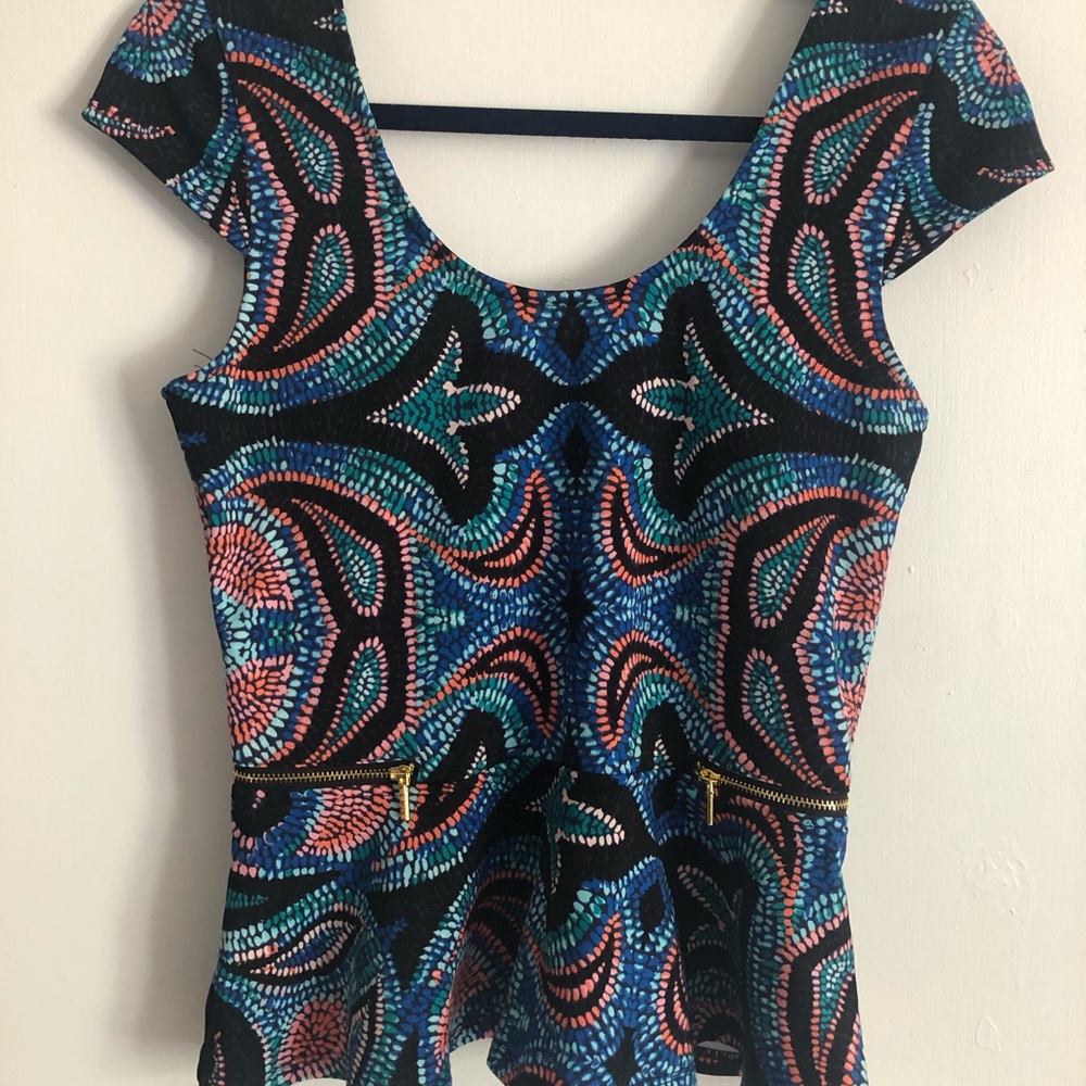 Fit and flare bebe top!